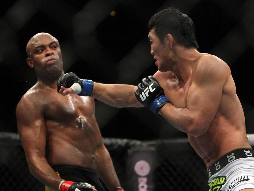 anderson-silva-se-esquiva-de-golpe-de-yushin-okami-durante-a-vitoria-no-ufc-rio-1314672844723_1024x768.jpg