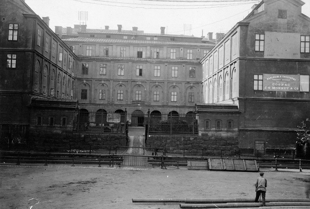 http://i1171.photobucket.com/albums/r548/stalin1936/KRSweden1936/Soumldra_stadshuset_Stockholm_1920s_zpsyttlbuej.jpg