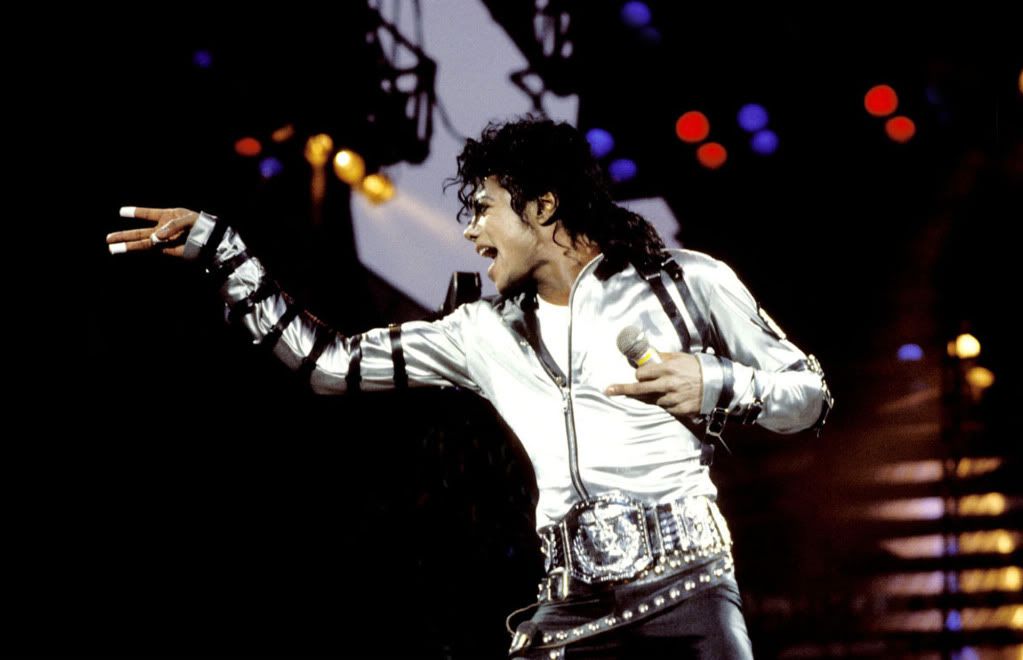 Bad-Tour-On-Stage-Silver-Shirt-the-bad-era-obsession-7985778-2000-1290.jpg